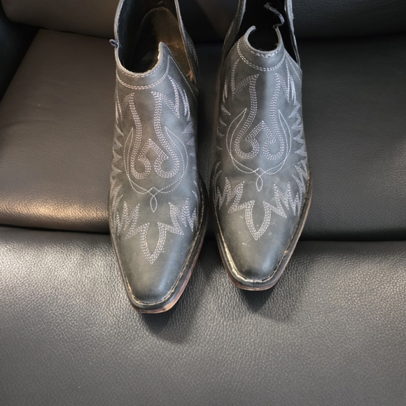 Roper Black Ankle Booties with Embroidered Design - Picture 2 of 4